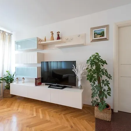 Apartment Snjeza - Spacious With Loggia