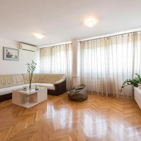 Snjeza - Spacious With Loggia Apartment Split