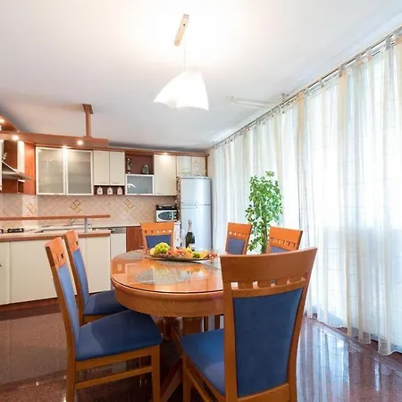 Snjeza - Spacious With Loggia *