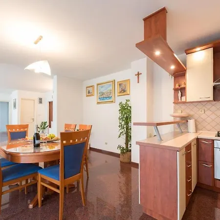 Apartment Snjeza - Spacious With Loggia