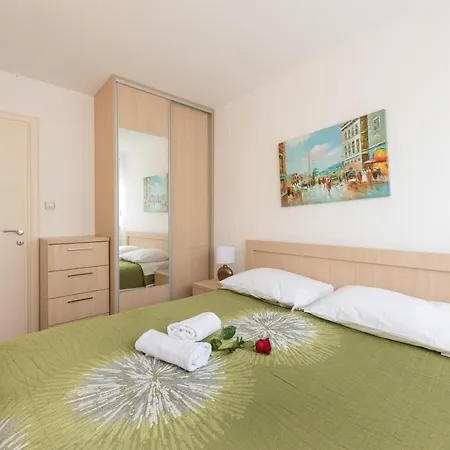 Apartment Snjeza - Spacious With Loggia *